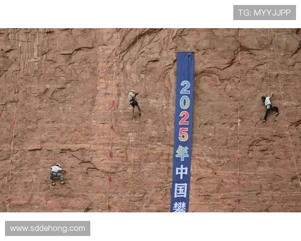 重庆攀岩队与北京攀岩队赛后复盘力量对决的精彩瞬间与分析 重庆攀岩队与北京攀岩队赛后复盘力量对决的精彩瞬间与分析