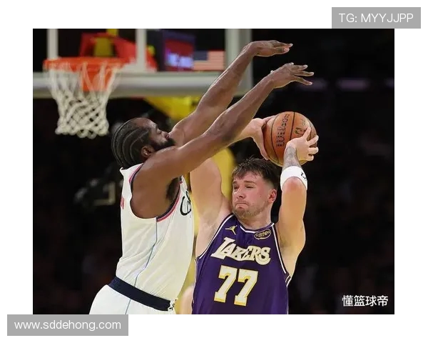 2011年NBA季后赛快船与灰熊的激烈对决回顾与精彩瞬间分析